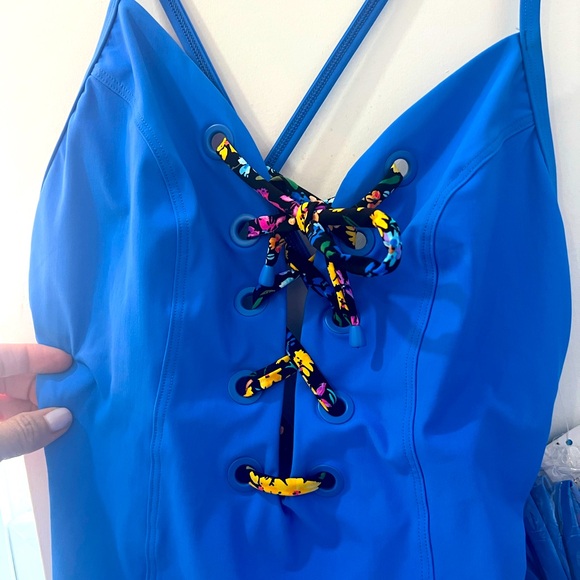 BEAUTIFUL “Lacey” Skinnydippers by miracle suit woman’s one piece bathing suit. - Picture 2 of 9